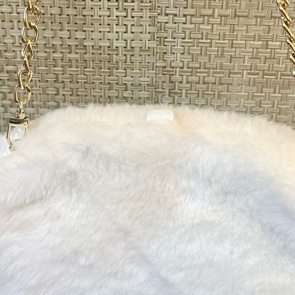 🌟HP🌟Isach Mizrahi New York Winter White Faux Fur & Gold Chain Convertible Bag - Picture 5 of 15